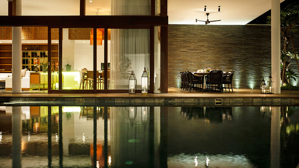 Villa Indrani - Pool and dining area at night